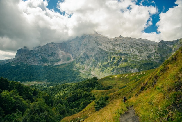 Montanhas da República da Adygea Rússia Yavorova Polyana Rota de caminhada e beleza da Adygea Montanhas do Cáucaso A reserva do Cáucaso Cume do Cáucaso Montanha Lago Lagonaki