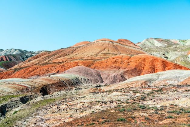 Montanhas de areia vermelha na área do deserto