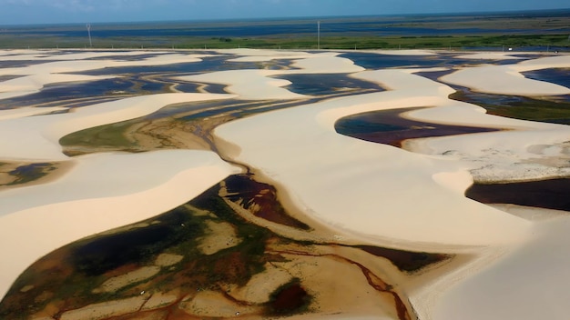 Montanhas de dunas de areia e lagoas de água da chuva no paraíso do nordeste do Brasil