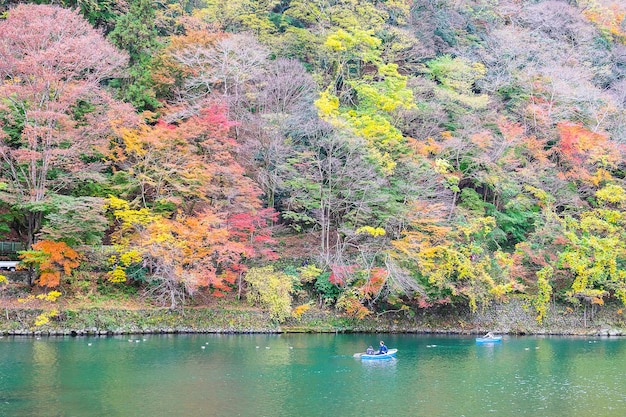 Montanhas de folhas coloridas e rio Katsura no marco da paisagem de Arashiyama e popular para atrações turísticas em Kyoto Japão Outono Temporada de férias Conceito de férias e passeios turísticos