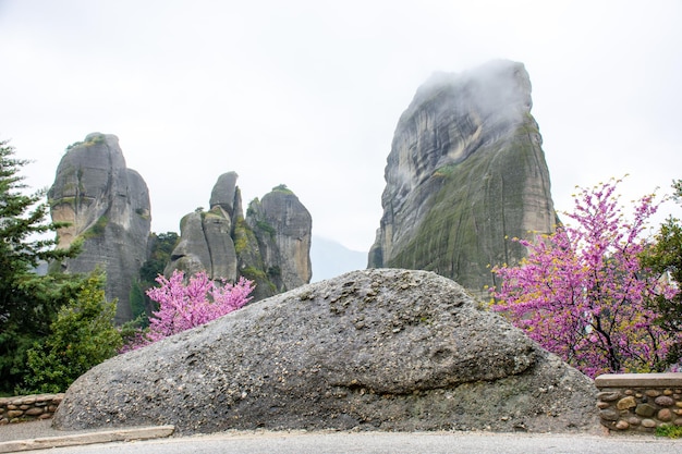 Montanhas de Meteora na Grécia durante o céu nublado de chuva