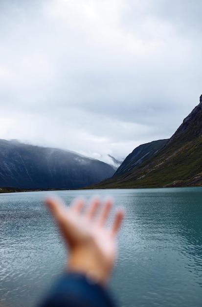 Montanhas de paisagem pitoresca da noruega bela vista do lago estilo de vida itinerante