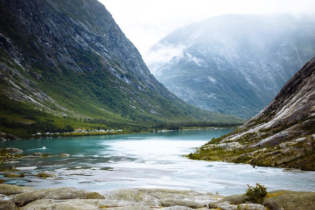 Montanhas de paisagem pitoresca da Noruega Bela vista do lago Estilo de vida itinerante