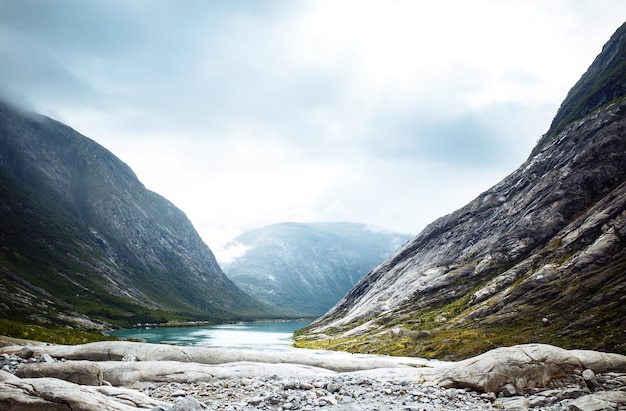 Montanhas de paisagem pitoresca da Noruega Bela vista do lago Estilo de vida itinerante