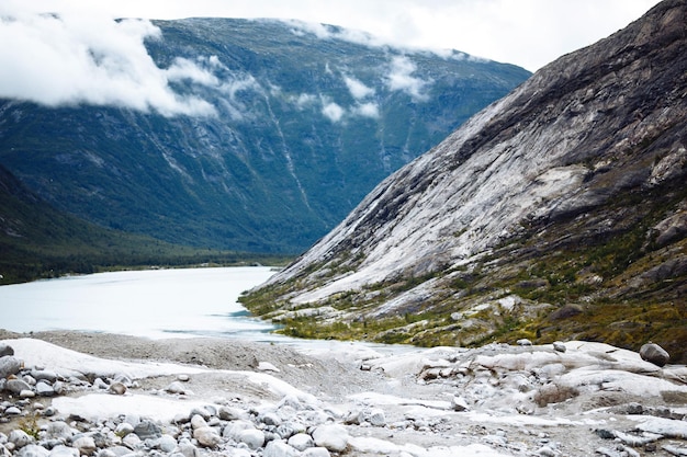 Montanhas de paisagem pitoresca da Noruega Bela vista do lago Estilo de vida itinerante