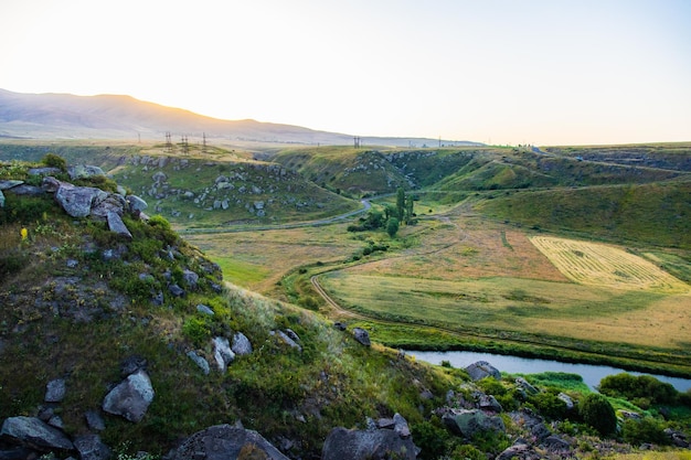 montanhas de verão grama verde e céu azul paisagem