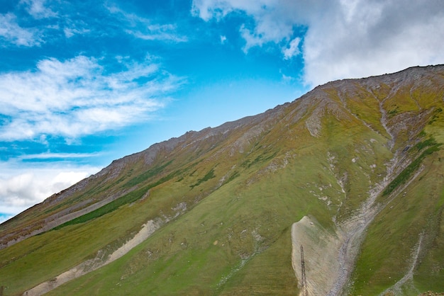 Montanhas de verão grama verde e paisagem de céu azul