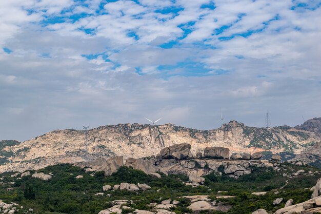 Montanhas desertas, muitas pedras grandes e grotescas e poucas plantas