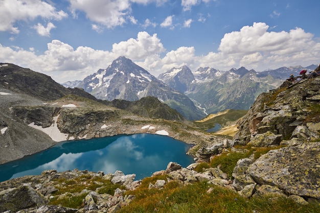 Montanhas do Cáucaso do lago em summe