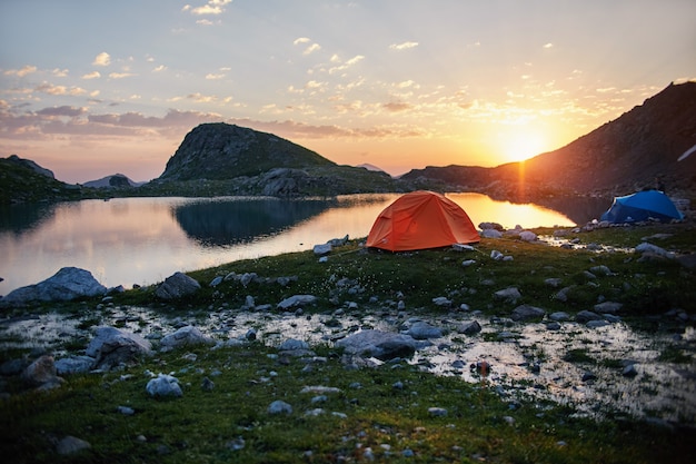 Foto montanhas do cáucaso do lago no verão, derretendo geleira