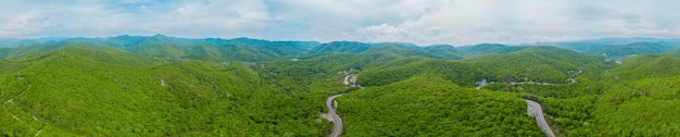 Foto montanhas do cáucaso e estrada rural panorama florestal