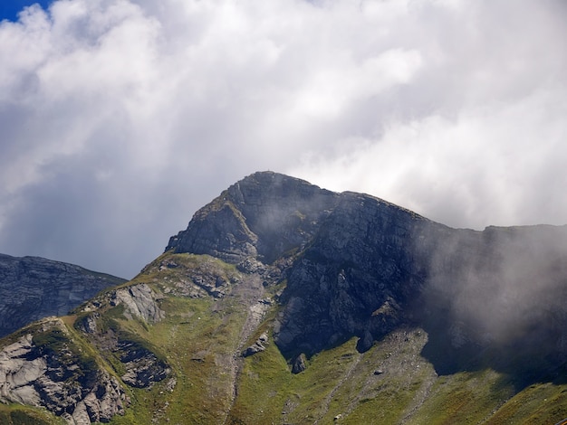 Foto montanhas do cáucaso em krasnaya polyana