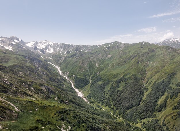 Montanhas do Cáucaso no verão