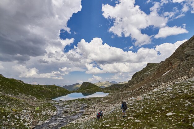 Montanhas do cáucaso variam arkhyz, lago sofia, escalar montanhas, caminhadas e caminhadas. fabulosas montanhas do cáucaso no verão. grandes cachoeiras e lagos azuis profundos. recreação ao ar livre