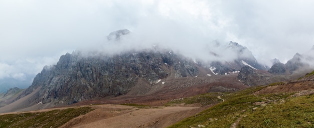 Montanhas do Cazaquistão. Montanhas nubladas de Medeu no Cazaquistão, Shymbulak.