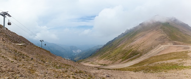 Montanhas do cazaquistão. montanhas nubladas de medeu no cazaquistão, shymbulak.