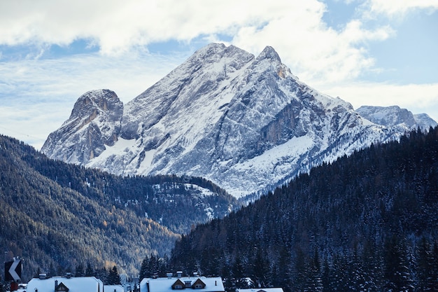 Montanhas Dolomitas cobertas de neve