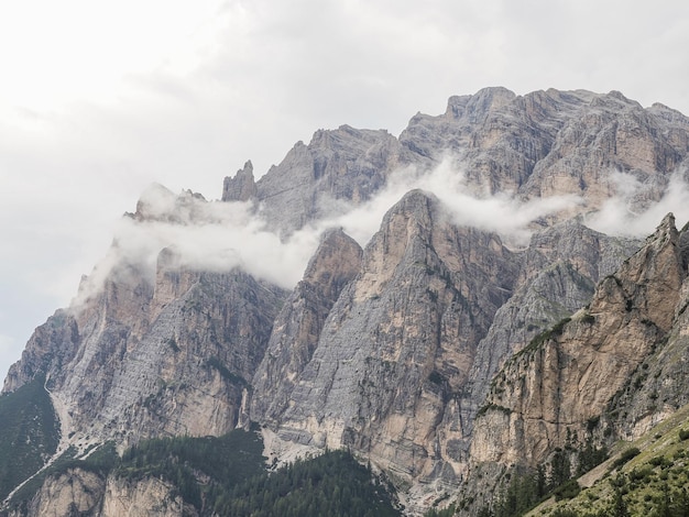 Montanhas Dolomitas em um dia nublado