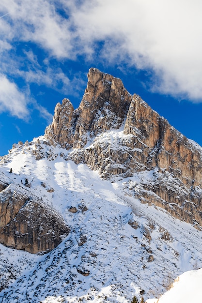 Montanhas Dolomitas mágicas com neve