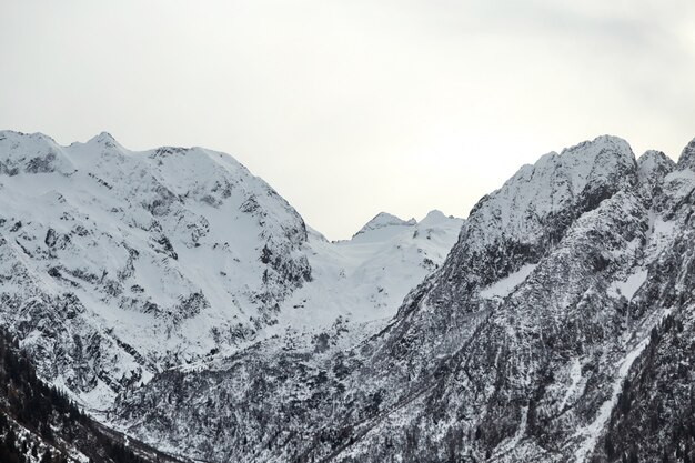 Montanhas dos Alpes italianos cobertas de neve