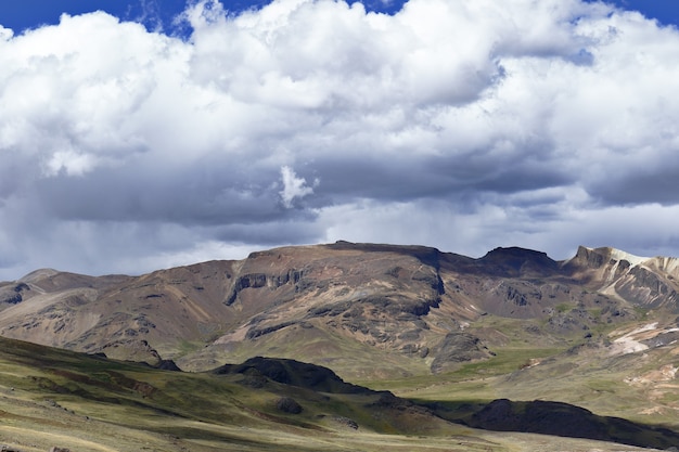 Montanhas dos andes centrais do peru