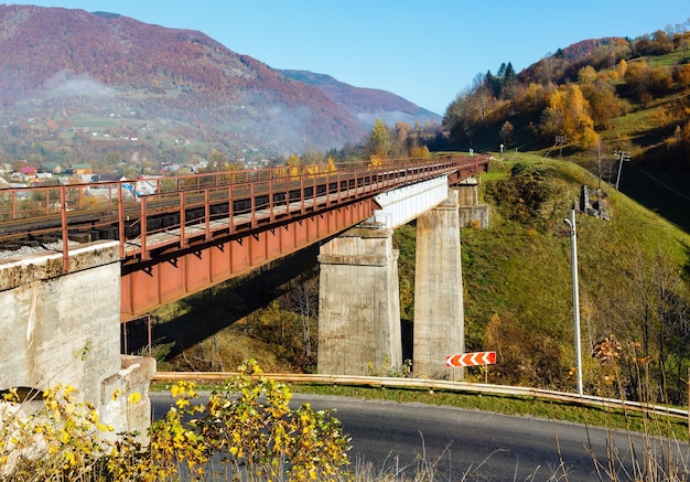 Montanhas dos Cárpatos do outono e ponte ferroviária Ucrânia