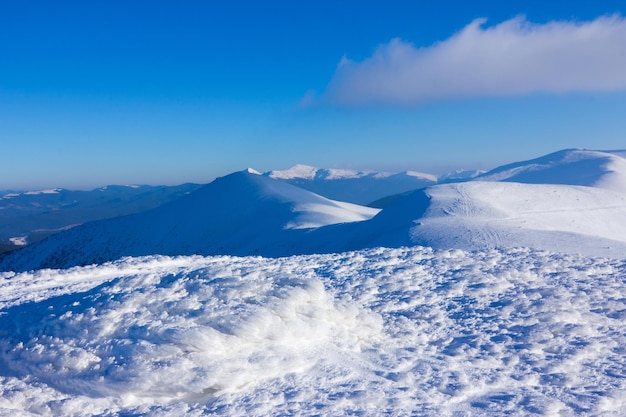 Montanhas dos Cárpatos no inverno Paisagem de inverno tirada nas montanhas