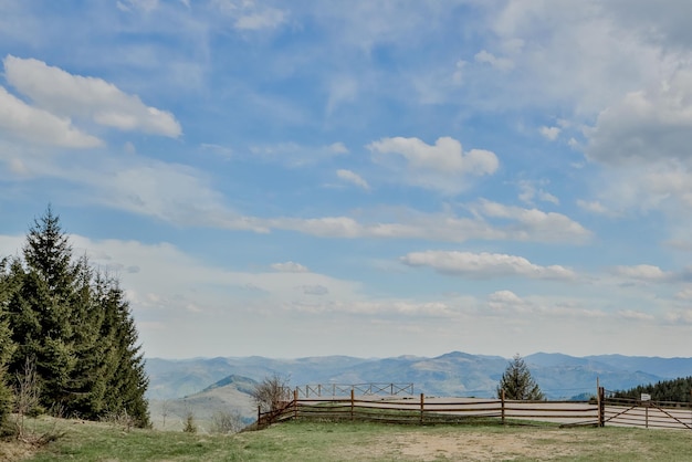 Montanhas dos Cárpatos vista superior paisagem cume temporada verão tempo dramático tempo com fundo nublado céu azul