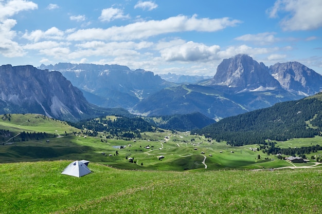 Montanhas e campos de Prado Val Gardena