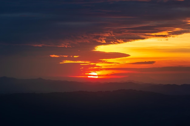 montanhas e céu ao nascer do sol; manhã cedo nas montanhas