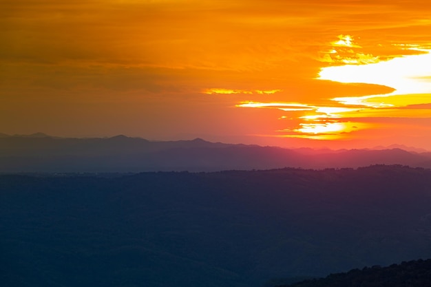 Montanhas e céu ao pôr do solPaisagem de montanha