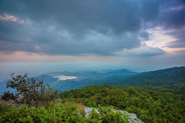 Montanhas e céu matinal na ásia