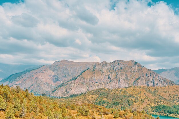 Montanhas e céu nublado