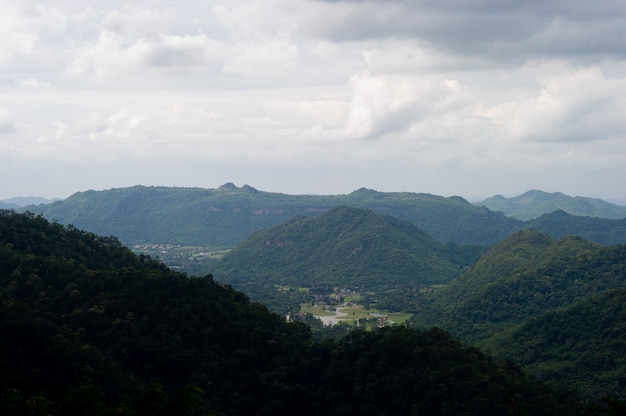 Montanhas e céus na estação chuvosa e beleza natural