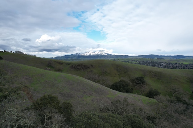 Montanhas e flores silvestres ao redor de San Ramon após uma chuva