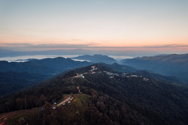 Montanhas e florestas asiáticas pela manhã, acampar