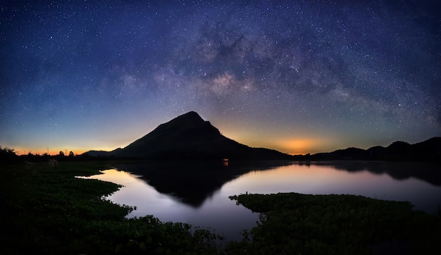 Montanhas e lago sob o céu estrelado