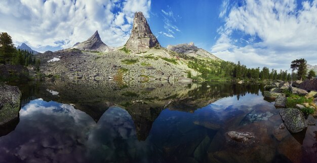 Montanhas e lagos fabulosos, viagens e caminhadas, vegetação exuberante e flores ao redor. Água de nascente descongelada das montanhas. Vistas mágicas de altas montanhas, prados alpinos