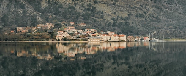 Montanhas e mar Adriático em tempo nublado Dobrota Montenegro