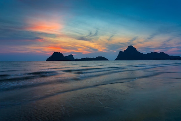 Montanhas e mar pela manhã phang nga bay sunrise