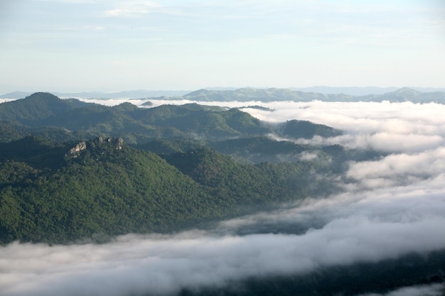 Montanhas e névoa da manhã