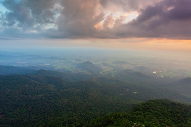 Montanhas e nevoeiro na manhã da Tailândia