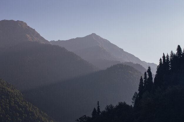 Montanhas e nevoeiro