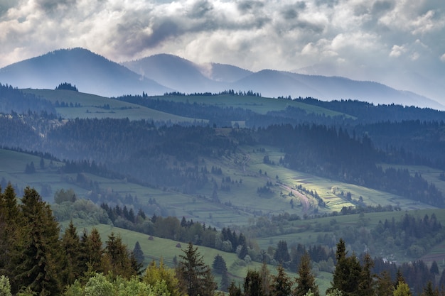 Montanhas e nuvens de tempestade pela manhã