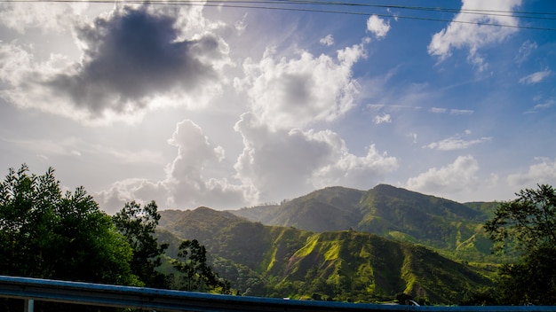 Montanhas e nuvens no céu