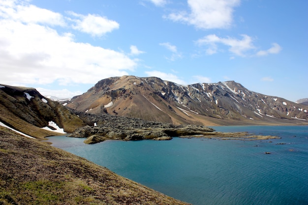 Montanhas e paisagem do lago na Islândia