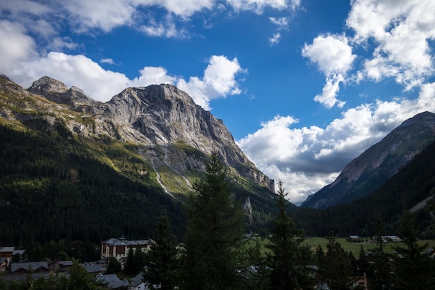 Montanhas e paisagem florestal nos Alpes franceses