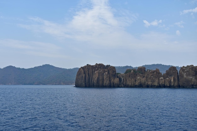 Montanhas e penhascos na costa do Mar Egeu