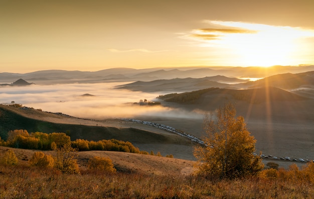 Montanhas e prados de manhã cedo