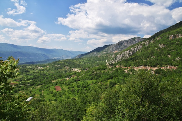 Montanhas e vales do montenegro